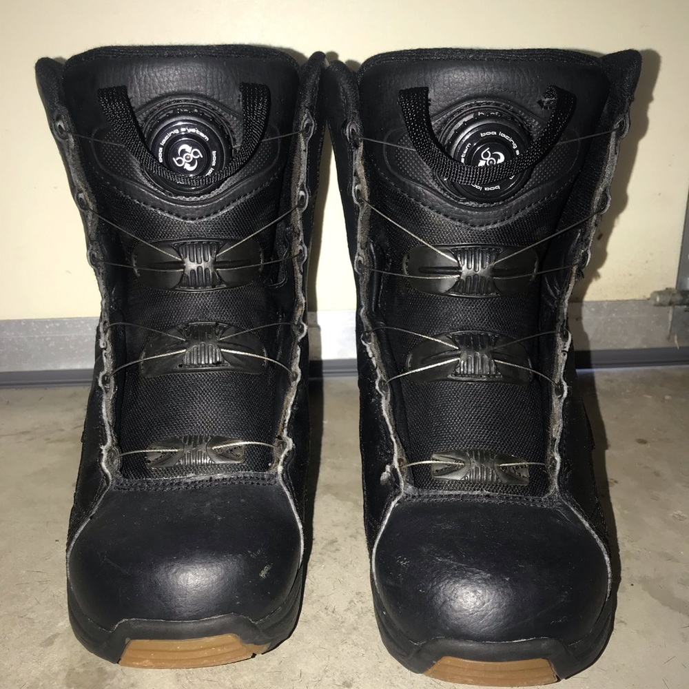 KIDS SIZE 6Y SHOES (W5/5.5?)